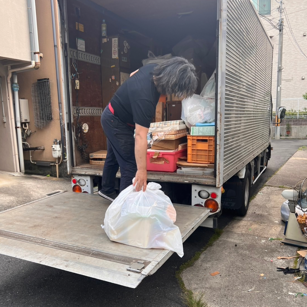 豊中市で遺品の整理を丁寧にするスタッフ